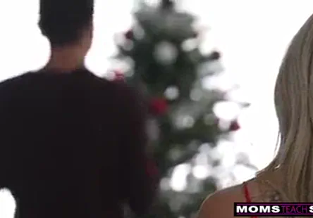 Je suis sur le point de me faire baiser par une grosse bite qui a lair de peser 52 livres.