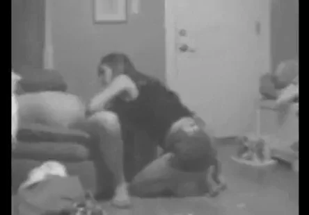 India summer sest fait baiser sur le bureau en portant des bas sexy.