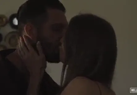 Les petites amies naïves adorent se faire étirer le cul par de grosses bites tout en avalant le sperme dans les profondeurs du sac à couilles dun homme. elles aiment aussi faire des pipes comme de vraies pros, en suçant des bites avec enthousiasme et en s