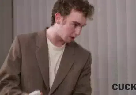 Lassistante brune me fait jouir en étant brune.