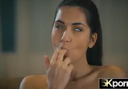 Kimmy ladolescente fait une petite pipe avant larrivée de ses amis en chaleur.