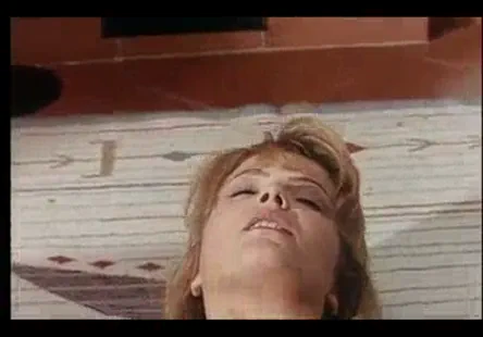 Foxy aux seins généreux, cadre dans une entreprise, a fait une grosse bêtise.