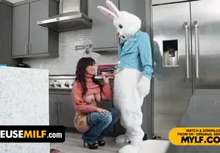 Une fille au cul chaud avec une chatte serrée adore les fellations profondes