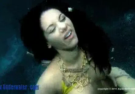 Une jeune fille vierge sans expérience décide de sessayer à la pornographie hardcore pour la première fois.