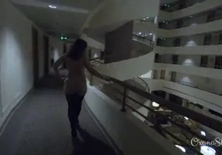 Une adolescente à la bouche sale va dans un vrai collège pour amateurs avec un amour pour les lesbiennes, elle aime sucer les clits tout en faisant des pipes.