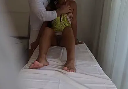 Les deux beefcakes se tapent la chatte bien serrée dune chaude étudiante.