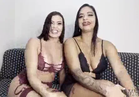 Sucer une bite jusquà ce que le sperme coule sur mon visage.