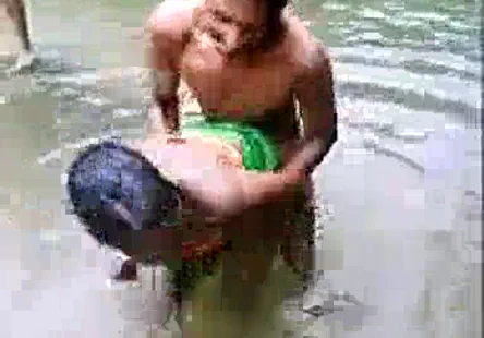 Une jeune fille insolente se tape deux mecs.