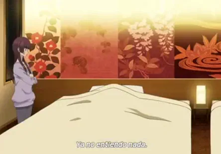 Une adolescente joue avec sa chatte dans la salle de bain.