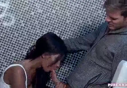 Baise mon gode et jouit sur le sol.