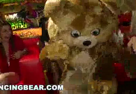 Web camming chick with a sticky fingers, fingering her pussy on sex messenger.