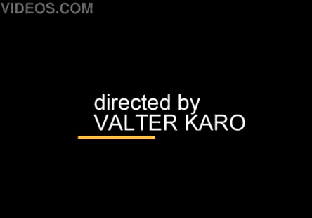 Une jeune blonde adore la sodomie et jouit sur son jouet préféré.