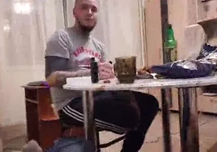 Un groupe de streetwalkers européennes sucent des bites comme des pros