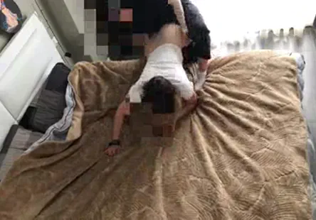 Jai baisé mon amie pendant que mes parents étaient dans la pièce dà côté.