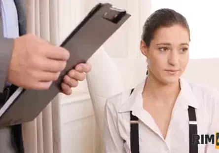 Une milf sale se fait enculer par des sportifs en chaleur dans les vestiaires.