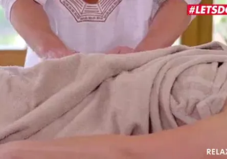 Fille chaude avec un cul juteux et une chatte juteuse.