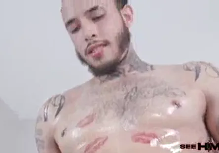 La belle carmen valentine sencule avec un gros gode, tout en se suçant le clito.