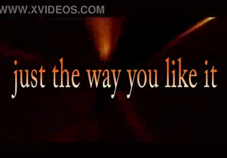 Une jeune fille à la poitrine généreuse et au cul extra large se fait pilonner par un étalon bien membré.