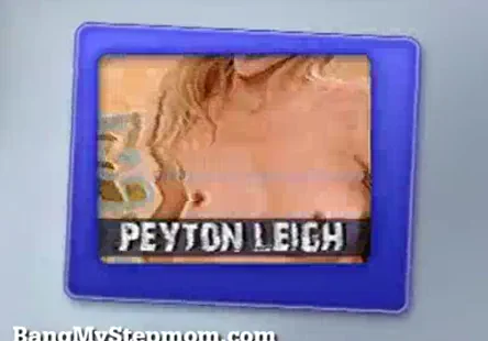 Milf sexy dans un jean serré et une culotte rose.