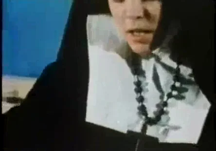 La star du porno bailey brooke, avec ses cheveux courts, sest fait percer jusquà ce quelle gicle partout par ce mec chanceux