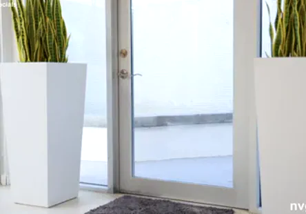 Dirty momma avec de gros seins et un gros cul, aime se faire baiser par des étrangers en chaleur pendant que son fils regarde dans le coin de la pièce. elle propose de raccompagner le chauffeur de taxi chanceux qui accepte de servir sa chatte serrée sur l