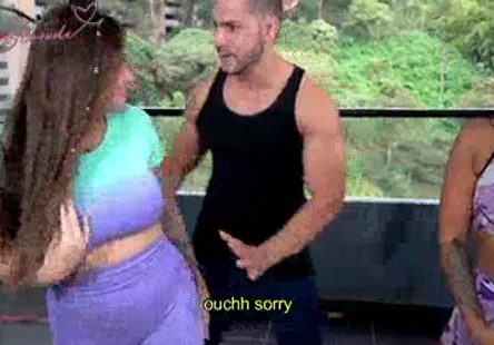 Une asiatique au travail se fait doigter sa chatte humide en se déshabillant pour le patron.