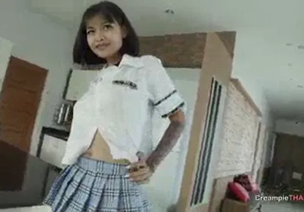 Lexxi luxe ravit les hommes avec ses gros seins.