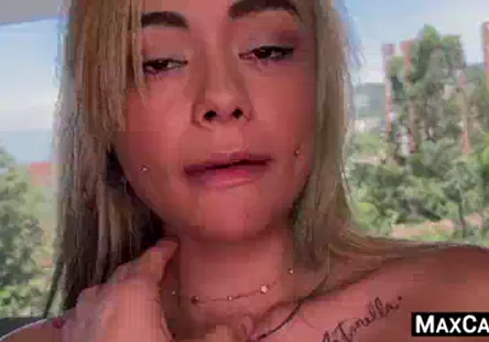 Mec poilu se branle avec un anneau de bite.