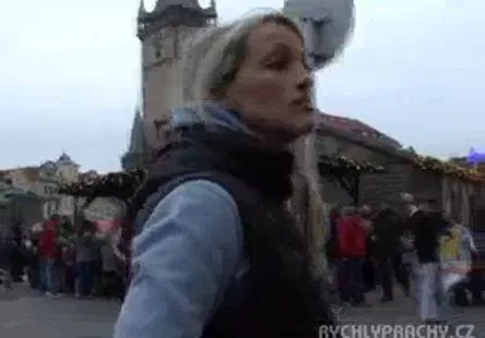 Une fille poilue me suçant la bite. il est excité par sa bouche.