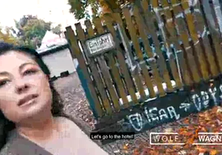 Un mec à grosse bite se branle et jouit.