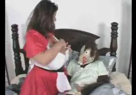 Se masturber dans une voiture publique après le travail.