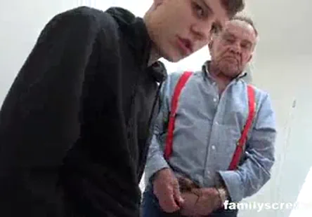 Adolescente coquine avec de gros seins et une chatte serrée baise dur.