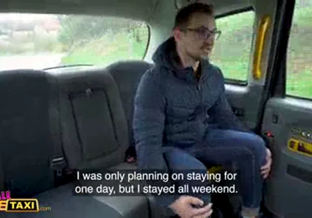 Une adolescente jouit en se faisant baiser par une bite noire.