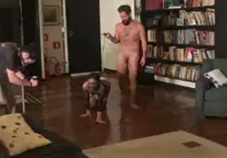 Gros seins fille asiatique joue avec une grosse bite.