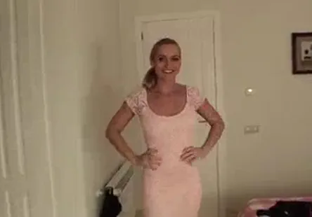 Une adolescente baise le meilleur ami de son petit ami à la maison.